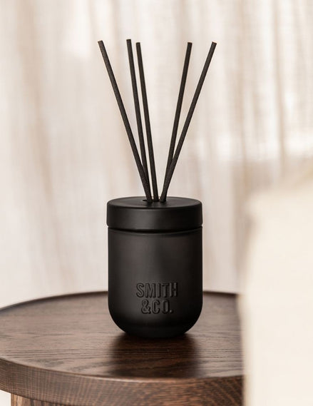 Smith & Co namų kvapas su lazdelėmis „Tabac & Cedarwood“ 200 ml