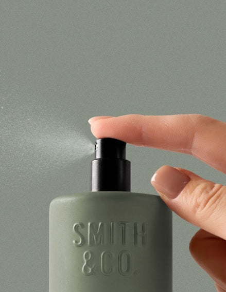 Smith & Co namų kvapų purškiklis „Amber & Freesia“ 100 ml