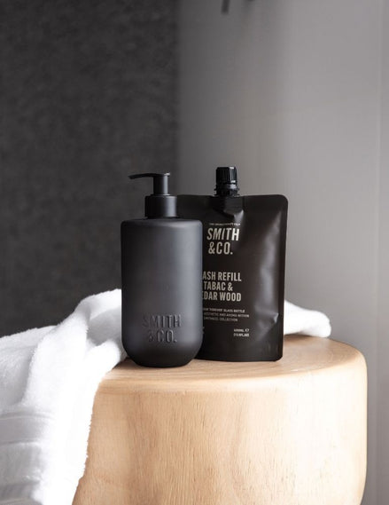 Smith & Co rankų ir kūno prausiklio papildymas „Tabac & Cedarwood“ 400 ml
