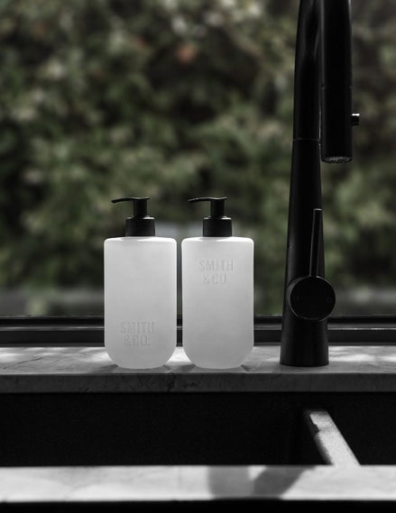 Smith & Co rankų ir kūno prausiklis „Tonka & White Musk“ 400 ml